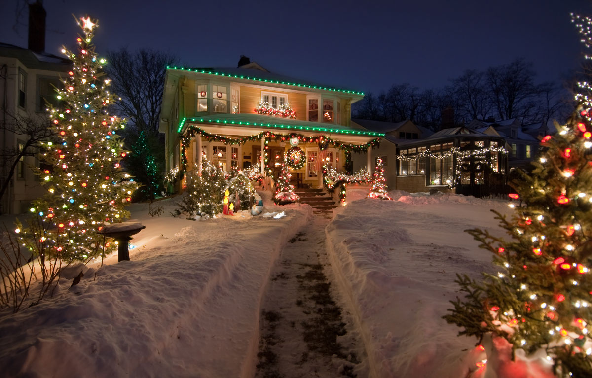 How to Hang Christmas Lights - 6 Steps to Doing it Right