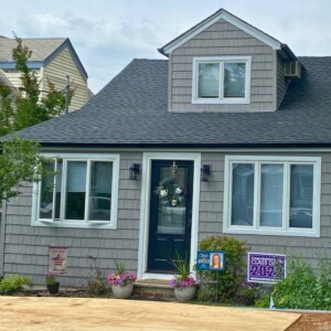 Vinyl Shake Siding in the color Graystone with White Trim