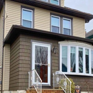 Vinyl Dutchlap Siding in the color Sandstone Beige with Vinyl Shake in the color Weathered Wood with Musket Brown Trim