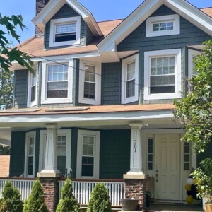 Vinyl shake in the color Forest Green with White trim